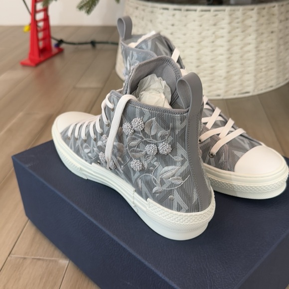 DIOR B23 HIGH-TOP
LILY OF THE VALLEY EMBROIDERY - Picture 6 of 13